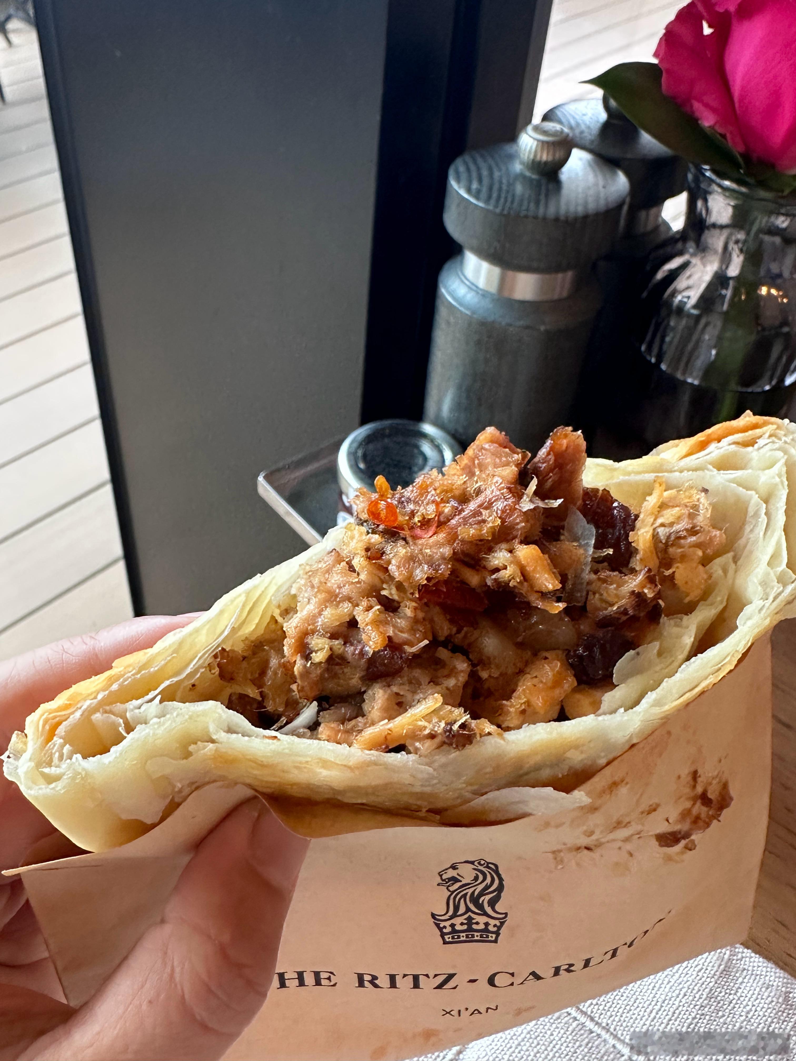记得我第一天来西安吃酒店肉夹馍第一口的时候说，好好吃啊，不要告诉我这几天吃的肉夹