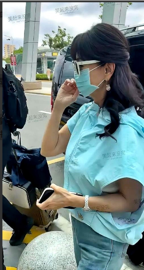 终于近距离看赵雅芝头发了，难怪有人说她是戴的假发套，硬邦邦的一看就是假的，她这参