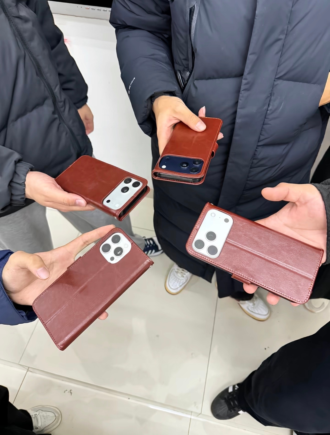 最近突然在年轻圈子刮起一阵翻盖手机壳的浪潮