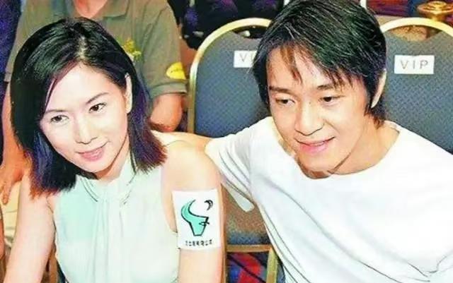 2010年，周星驰与于文凤分手。周星驰说:“我们在一起12年，我给你2100万分