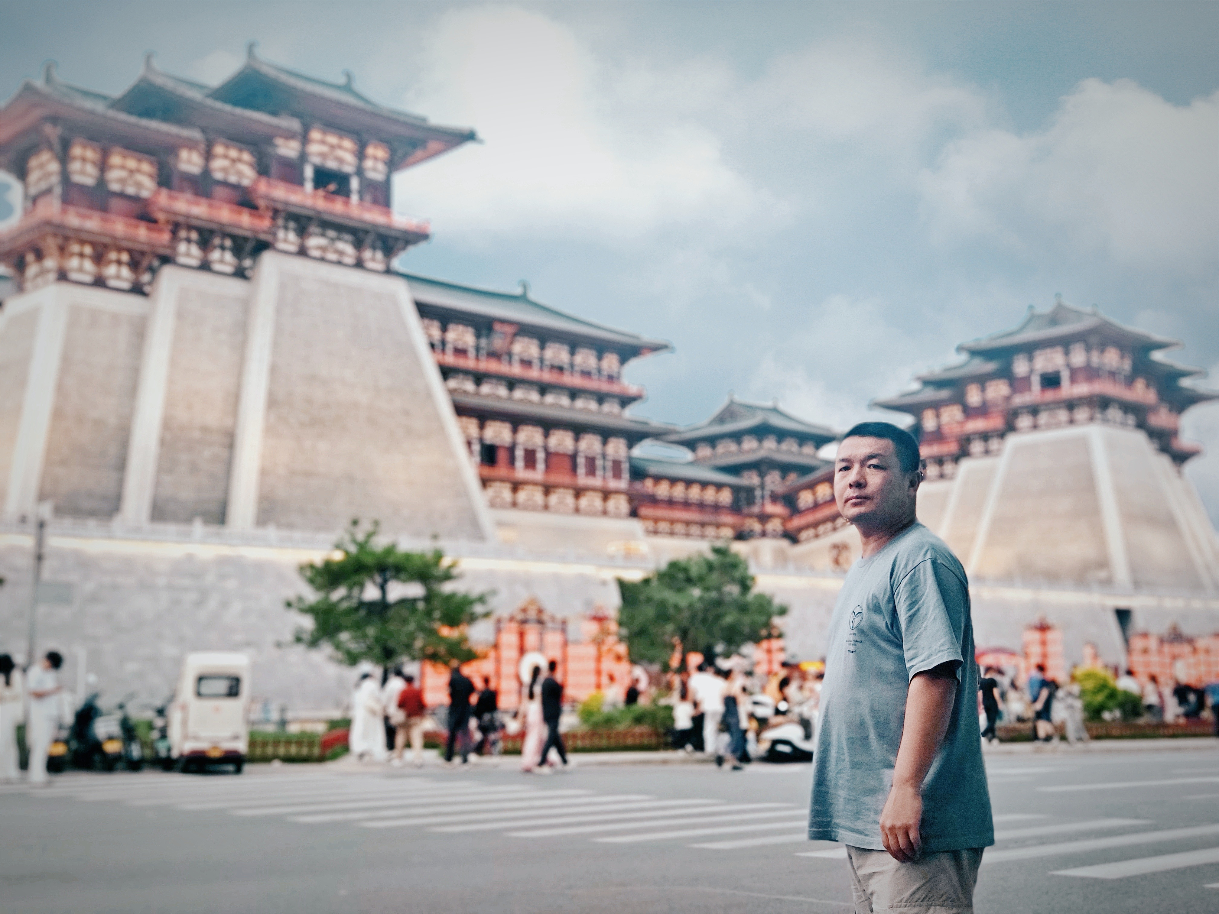 应天门，是隋唐洛阳城宫城南门，俗称五凤楼。隋朝隋炀帝营建东都洛阳时所建，大约有现