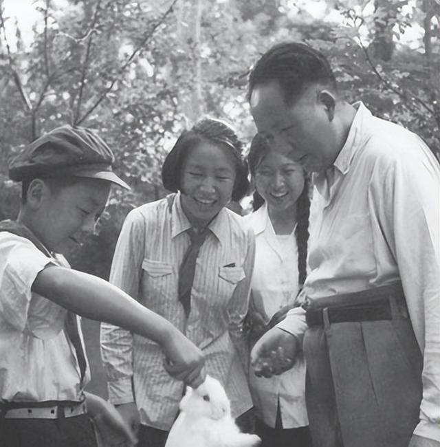 李敏成长记，中南海偶遇<em>周秉德</em>，毛主席建议学师范