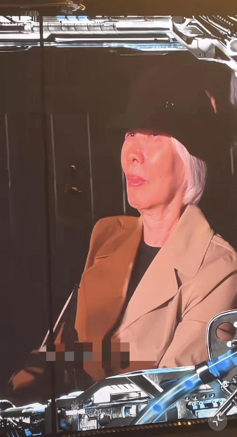 4月4日，周杰伦杭州演唱会第2场，首先给母亲叶惠美大屏特写，然后才是昆凌，看来还