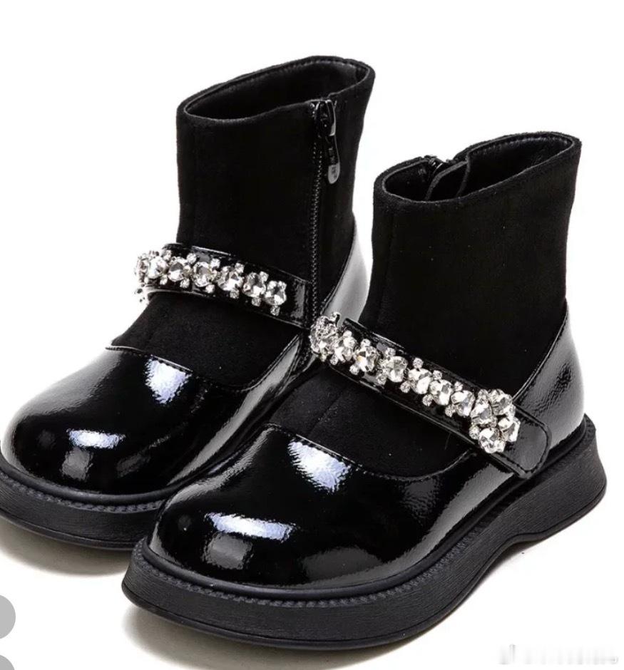 这两天我们已经在为孩子们挑选过年的衣服了～意味着春节真的快到了今天一家人一起出门