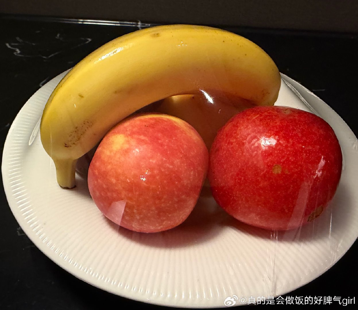 我对我妈的不信任到了什么程度1️⃣我妈视角：这个黄色的是什么？2️⃣我的视角：那不香蕉么！我妈急了：
