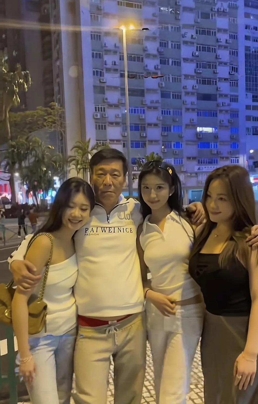 大哥的裤头都掉下来了，谁知道这样的照片发到网上想表达什么意思呀？不知道大哥的亲戚