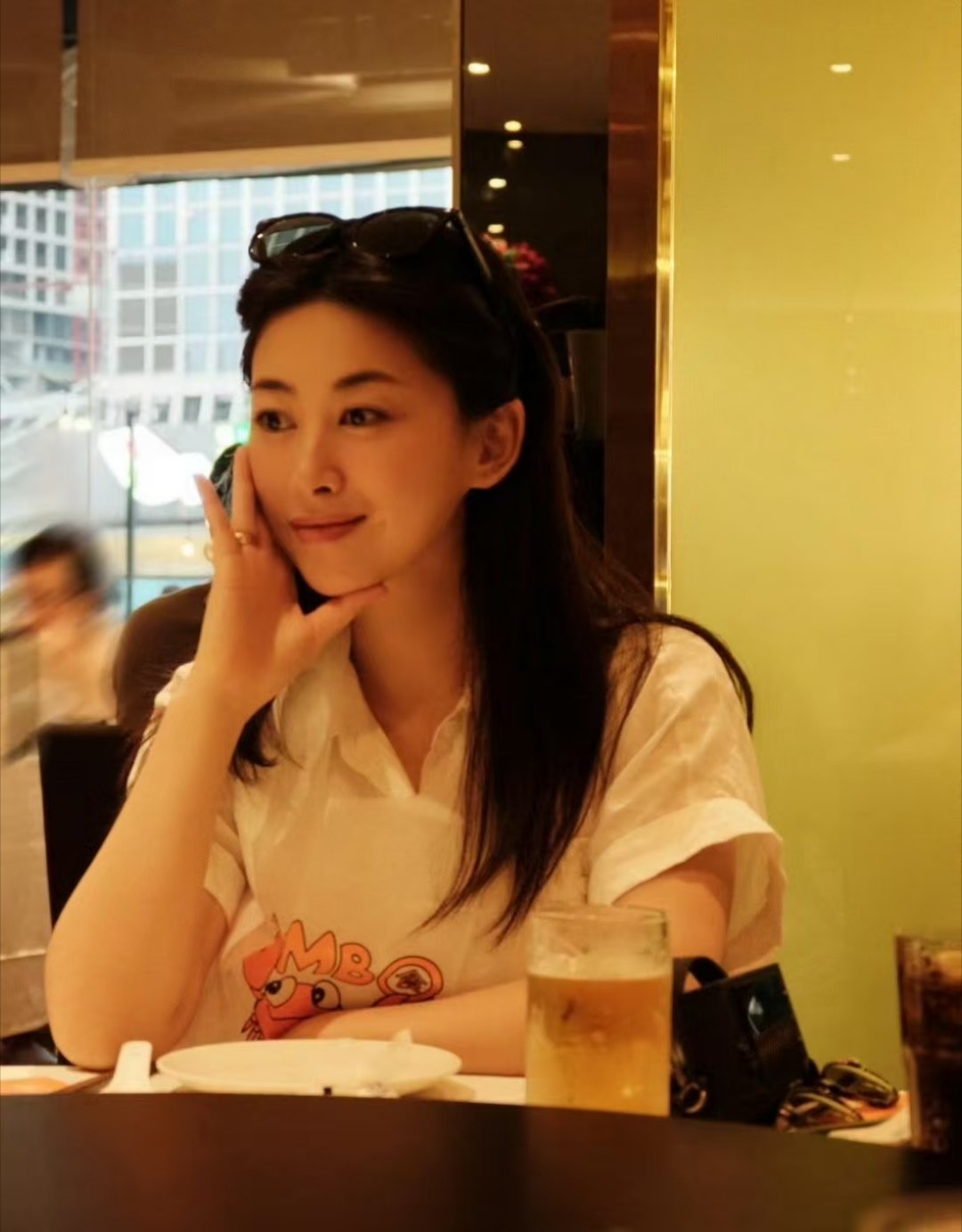 梨涡在她的脸上完全是点睛之笔梨涡对于朱珠而言，远不止是两个小凹陷。它们是气质的