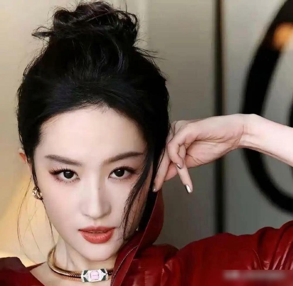 刘亦菲一个《去有风的地方》，直接把大理旅游年收入从几十亿，砸到了一千六百多亿。懂