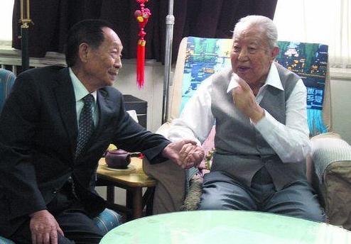 2006年，袁隆平到北京出差时，特意去看了身体欠佳的华国锋，当时华国锋不太愿见客