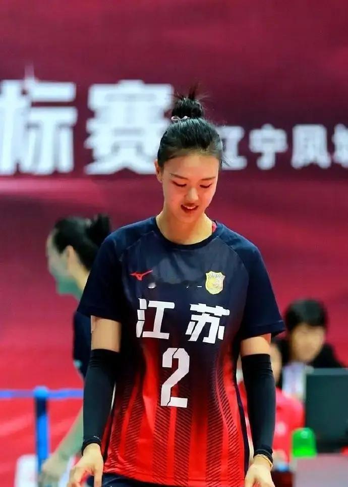 江苏队这小姑娘范伯宁，真打出来了。新人一个，敢打敢拼，主攻接应都能上，一场球愣是