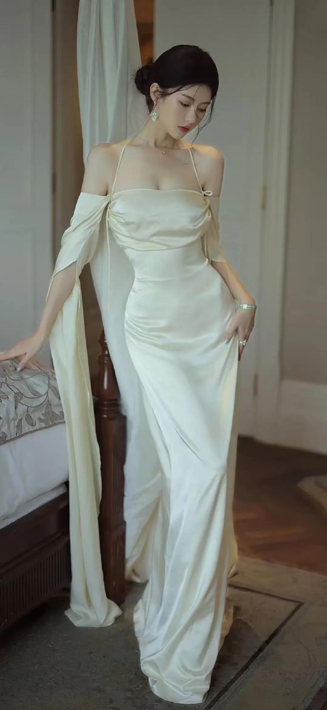 这位美女腿长不？长！超过1米，不信您仔细看看照片……