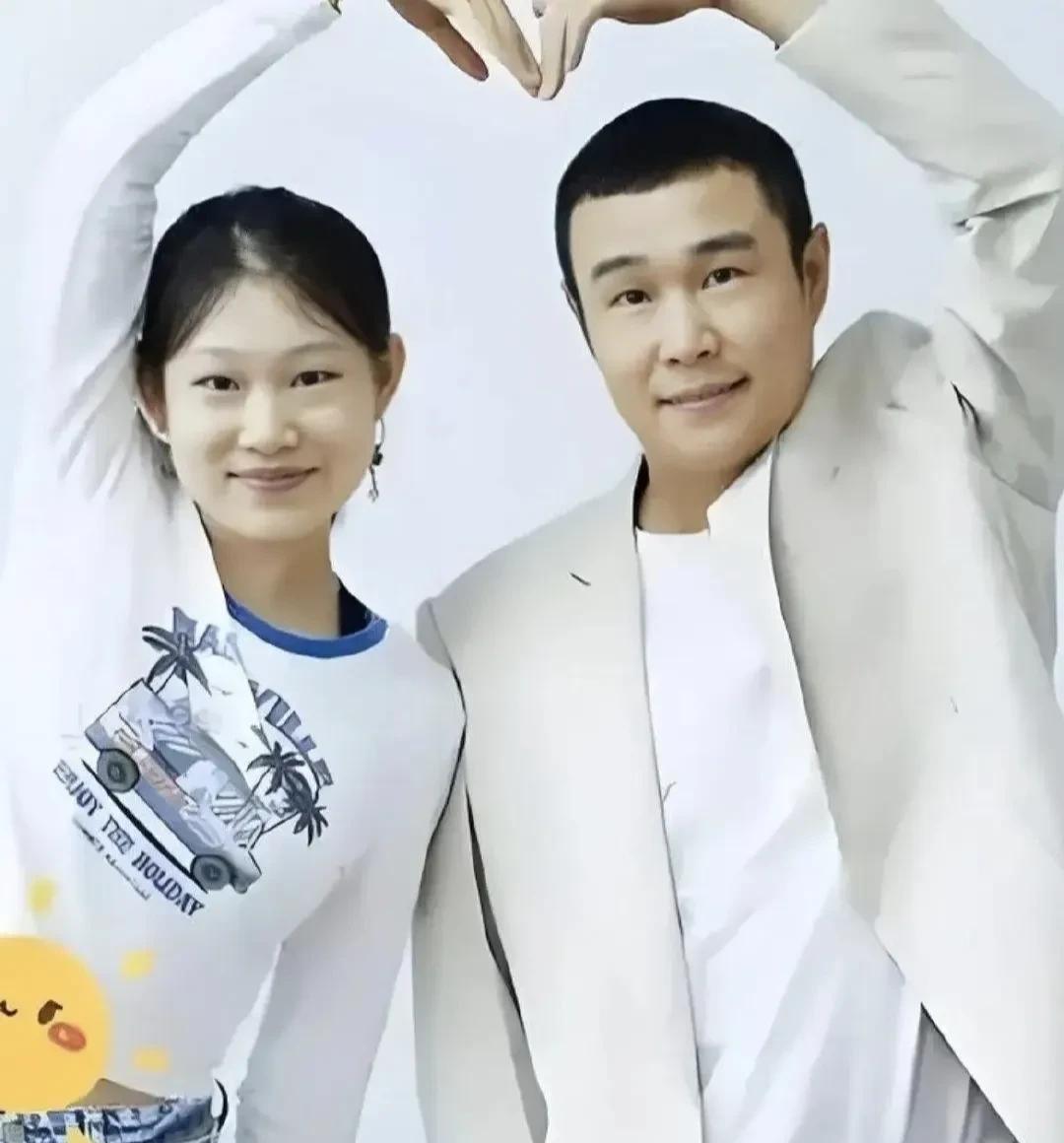 真是女大十八变，听说小沈阳女儿要在韩国出道真假？[抠鼻]