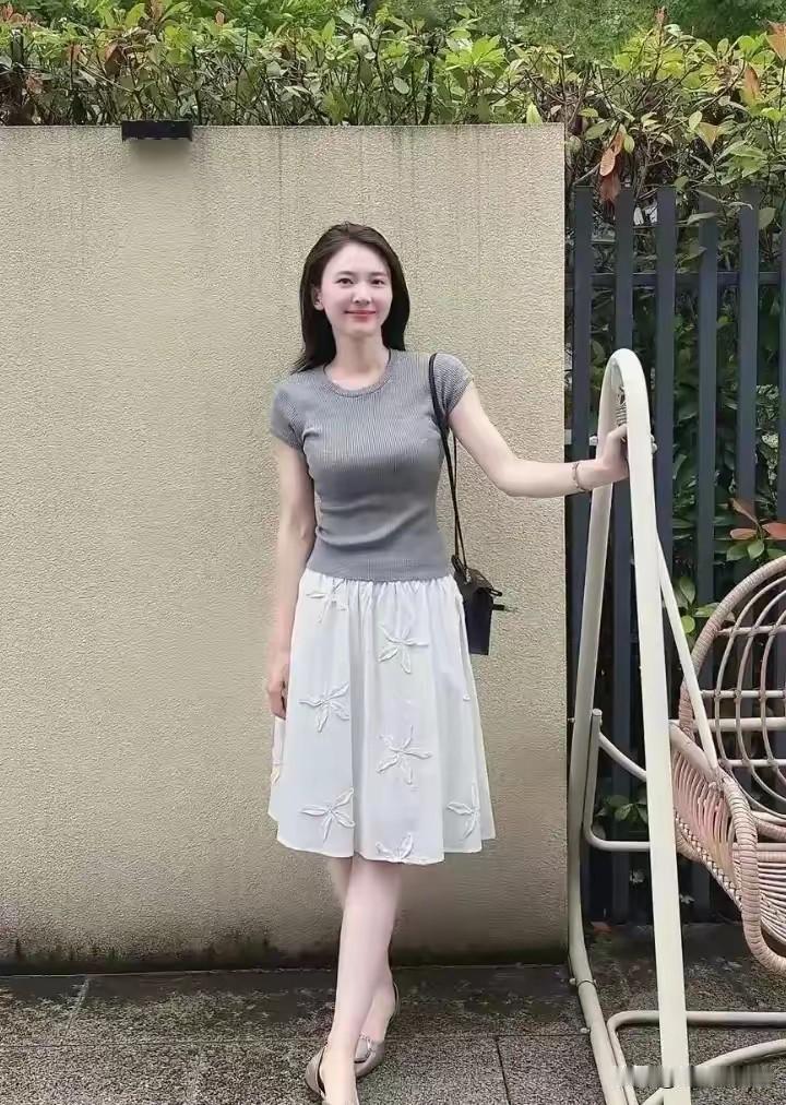 什么样的男子，能配得上这样的女子？说实话，第一眼，就被这位女士的温婉气质吸引