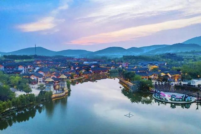 山东临沂。女孩的妈妈是95后，因为女儿很喜欢小动物，她决定给女儿织一件带动物的