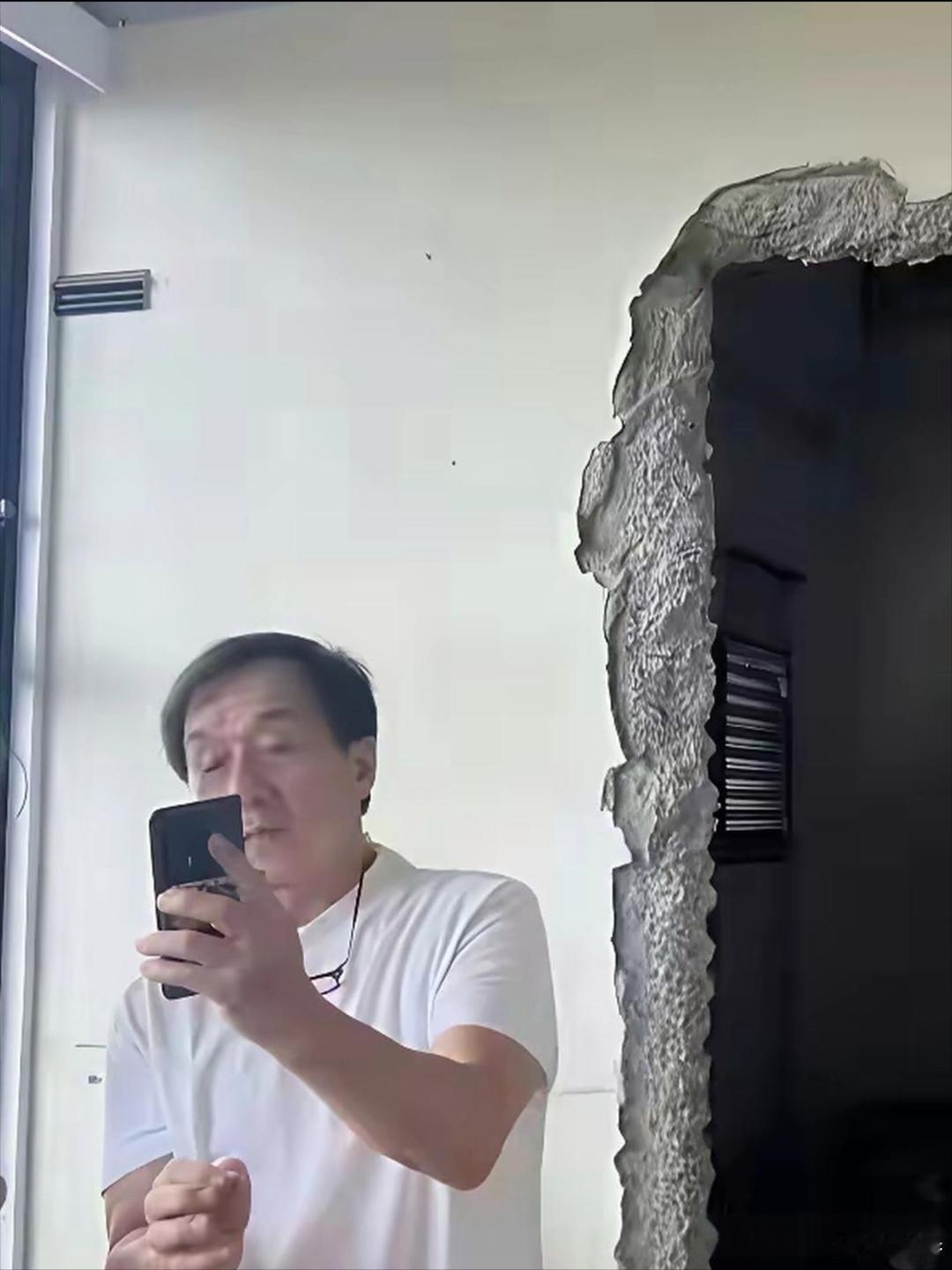71岁成龙在四川买房到楼盘监督装修，奋斗半身为什么最后却选择了四川呢？