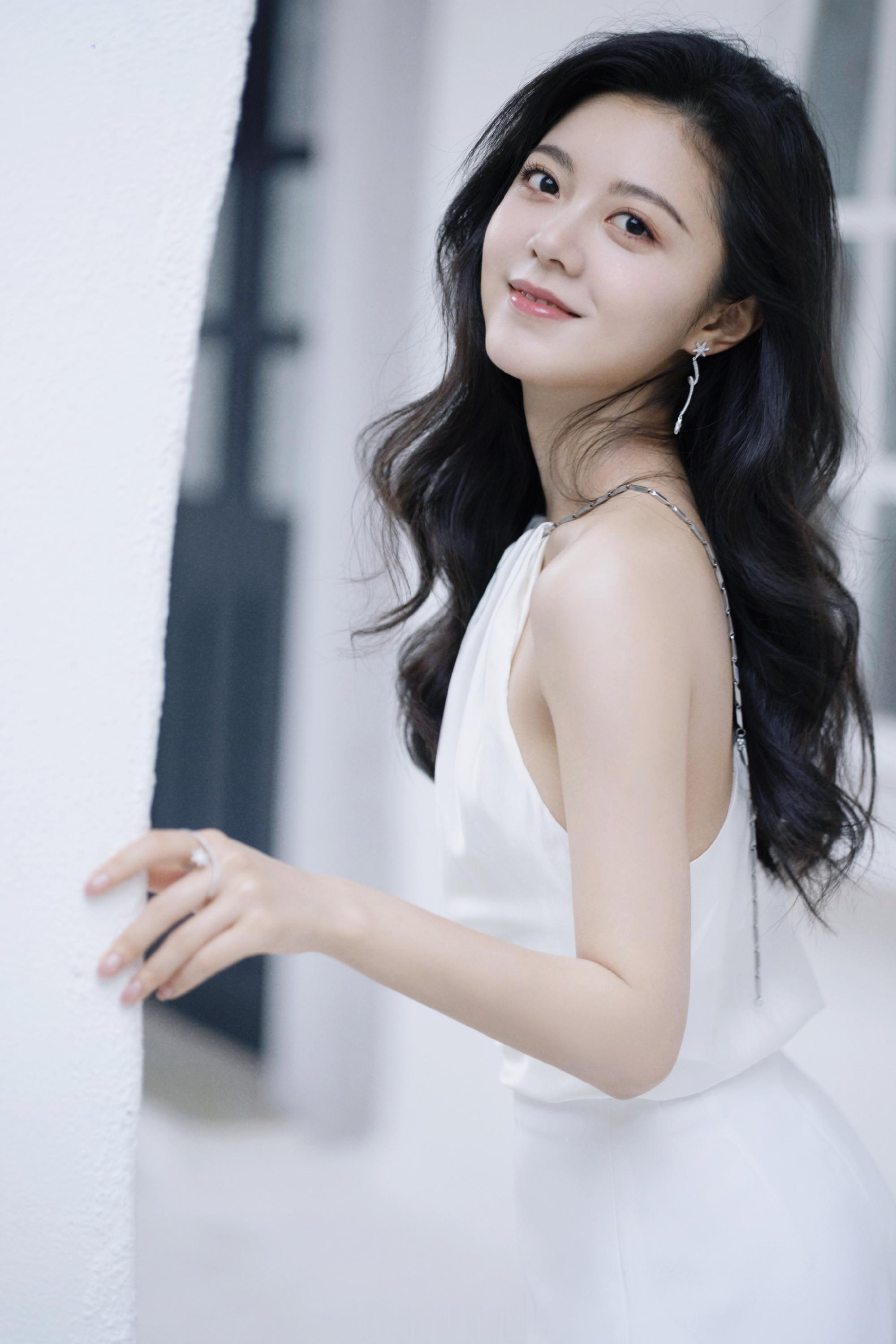 赵今麦繁花大片一袭挂脖白色长裙