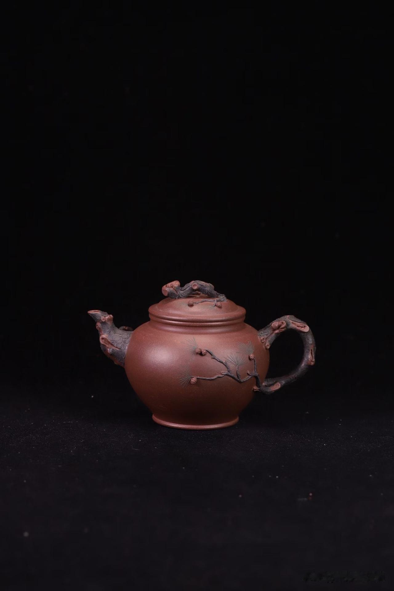 养壶如养性：紫砂壶的温润，是茶与人一起养出来的紫砂壶没有瓷的惊艳，也没有玉的富