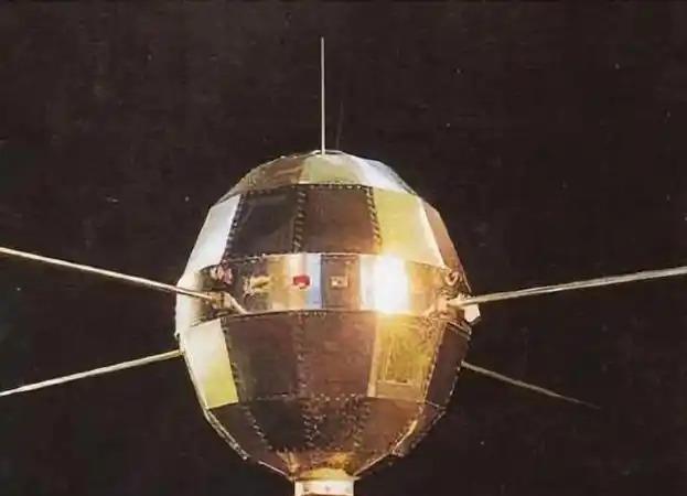 东方红一号在太空飞了56年，至今没掉下来。很多人以为这是个意外，其实不是。19
