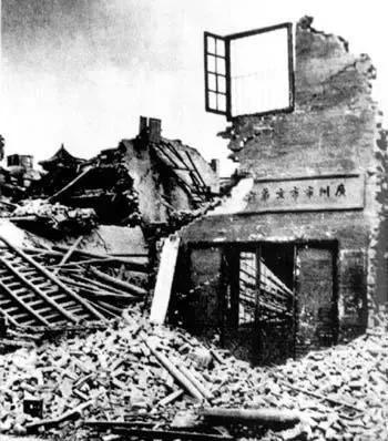 1938年，广州沦陷后，两名帮日军“办事”的女人留下了这张耻辱的照片。镜头下，两