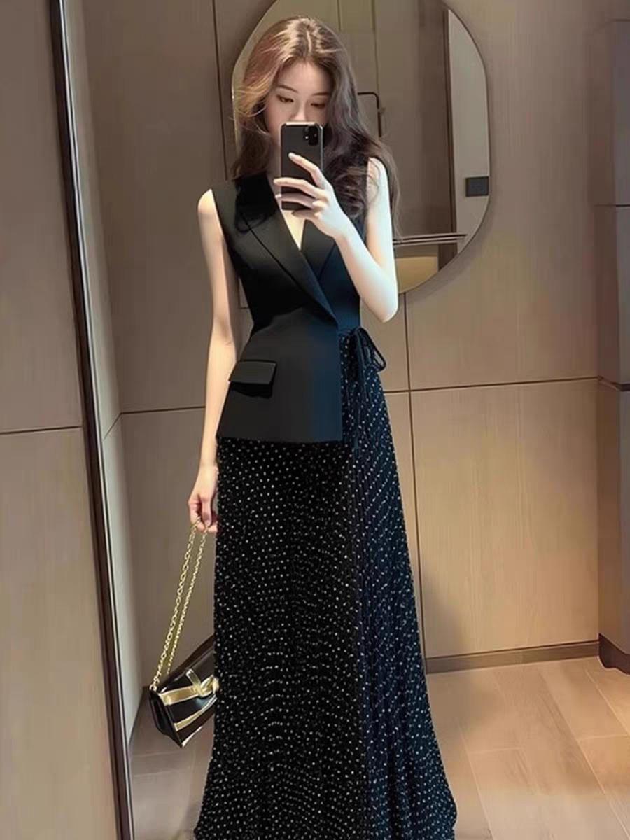 夏季重要场合，一件黑色拼接西装连衣裙堪称轻熟御姐的标配。就如黑西装拼接白衬衫的连