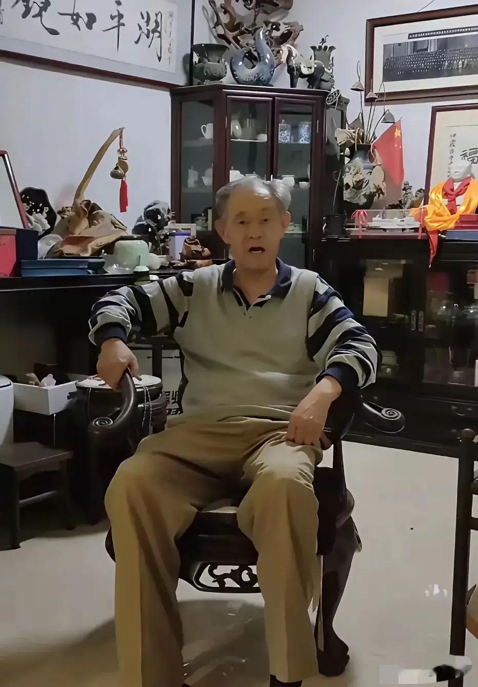 南博前院长徐湖平的居家照，比满屋红木家具和疑似古董更扎眼的，是墙上“湖平如镜”的