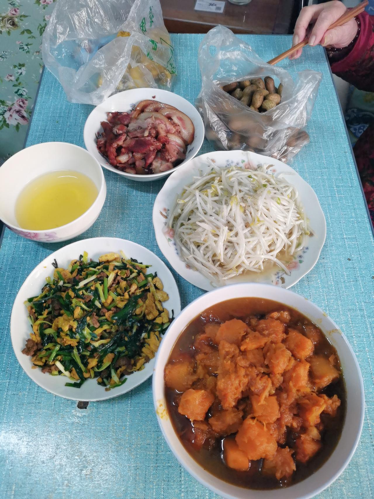 戴上“小糖人”的帽子满一年了，以前特别爱吃炒南瓜，满满一盘都能吃完。后来听说南瓜