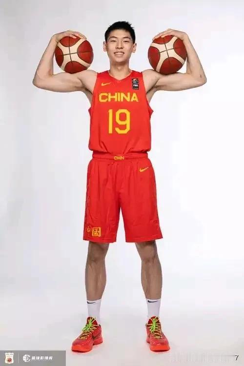 官宣了！崔永熙落选！中国男篮带领14名球员前往卡塔尔，小将李悦洲和老六庞铮麟在列