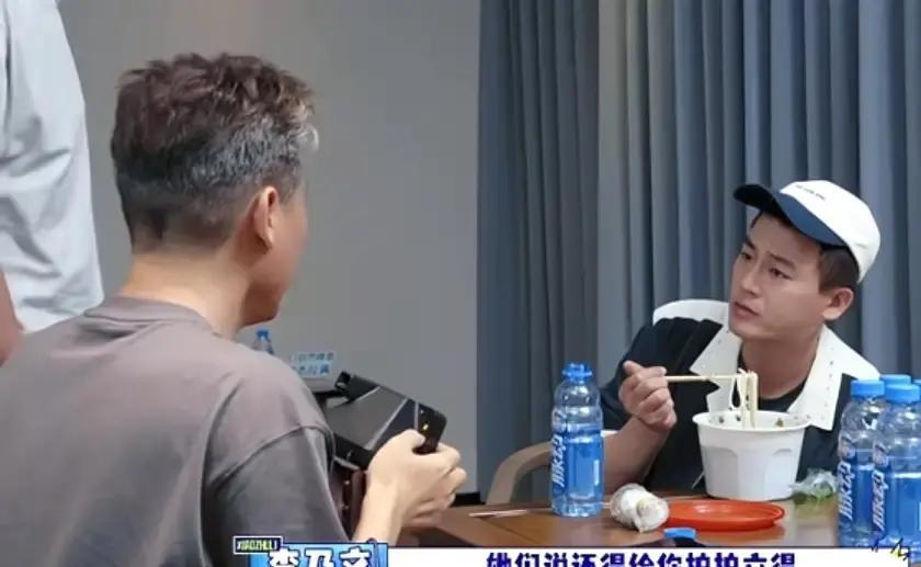 李乃文给欧豪瞎拍照片把脸都拍变形了，欧豪当场就要对李乃文罚钱，欧豪：“就这个水平，哥，第一天就应该辞