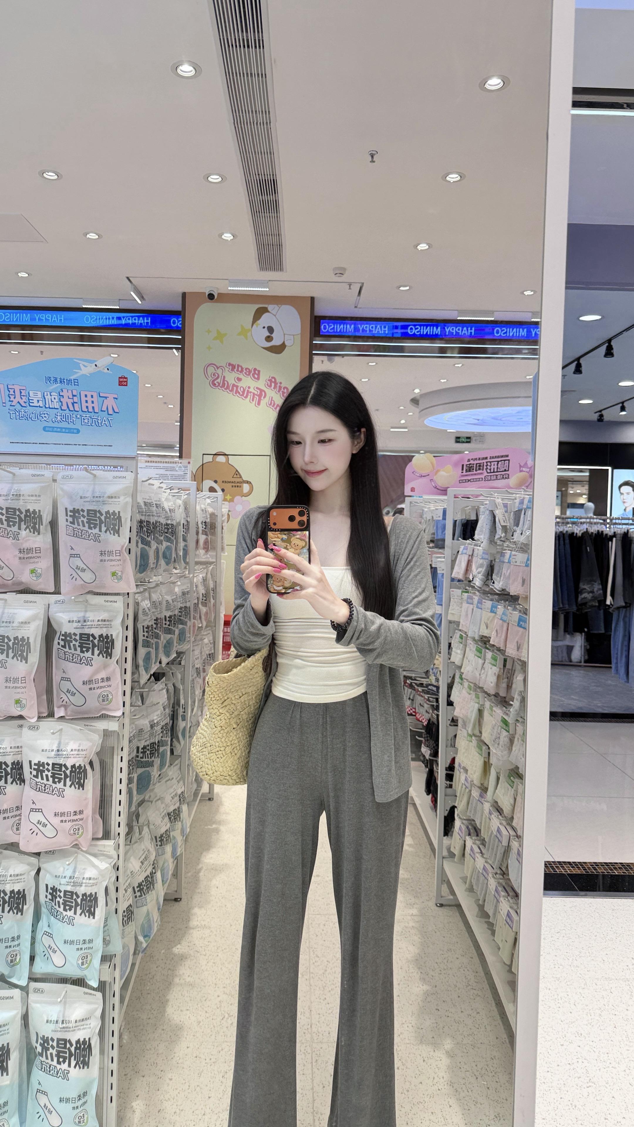 越来越喜欢舒适的穿搭。