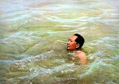 1974年，81岁的毛主席最后一次游泳，上岸后沉默许久，说：“我浑身没力气，游泳