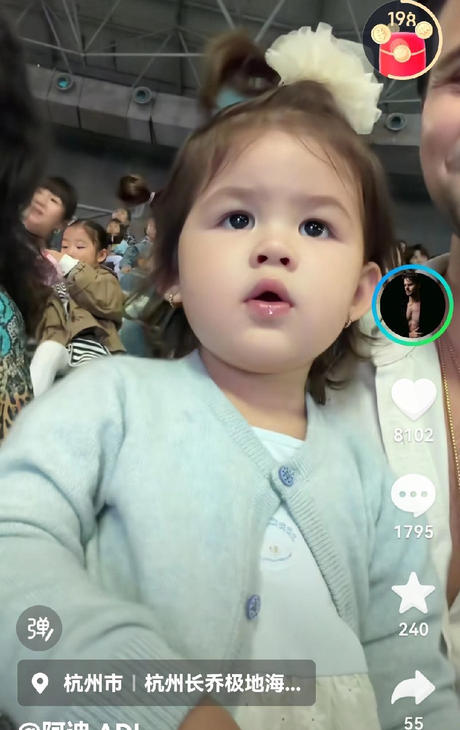 小凯莉只有和爸爸在一块去，才有足够的安全感，做事才那么认真，执着，还特别喜欢小动