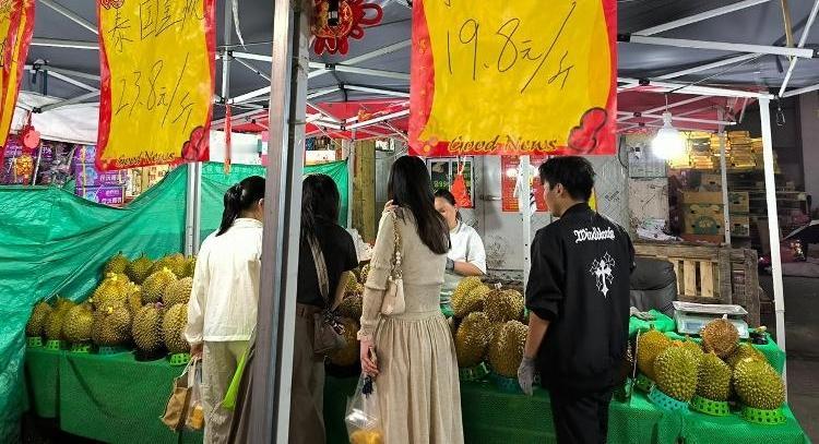 女孩到水果店去买榴莲，老板说156元。女孩就说150元吧，结果老板说了一句