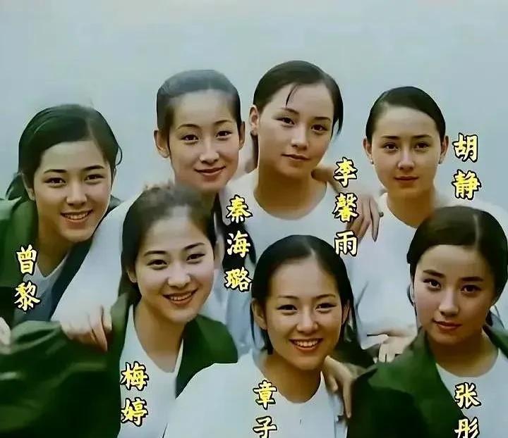 1996年，中戏表演系七朵金花的合影留念。