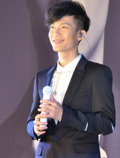 一觉醒来单依纯的粉丝天塌了单依纯输得不冤。她的嗓音条件虽然好，技术也