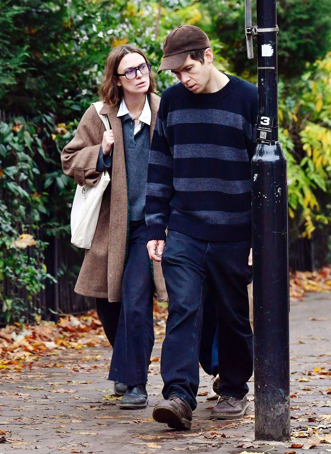 凯拉·奈特莉和丈夫还有女儿现身伦敦街头漫步被拍。身穿Woolrich加棉大衣，