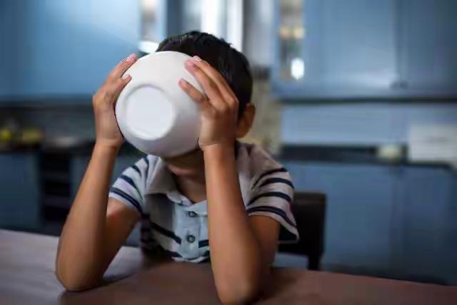 男孩早餐喝它后身亡，妈妈痛哭悔不当初，医生提醒：很多人还爱喝。前几天网上有个