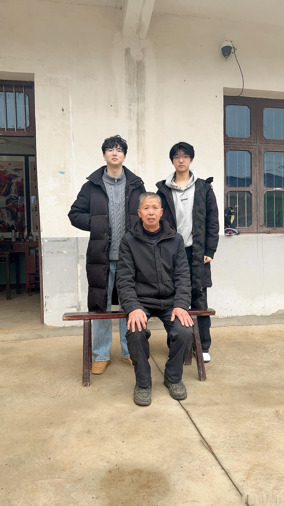 家有一老如有一宝图一:中间老爷子+姐姐一家三口+我们家三口图二姐姐和两个儿子，