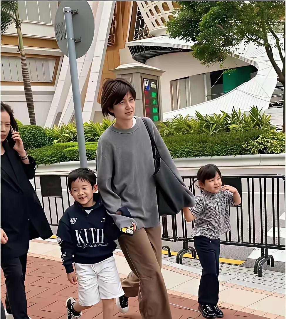 照片中这个美女，太漂亮了，气质超美，他们一家人是整个体育圈最般配的一对夫妻，也是