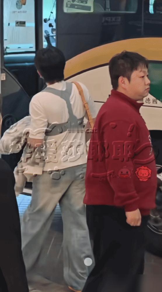 大头和邱邱坐一辆车从香港出发回京，此刻的大头靠在窗前想啥呀，是在想自己的未来该不