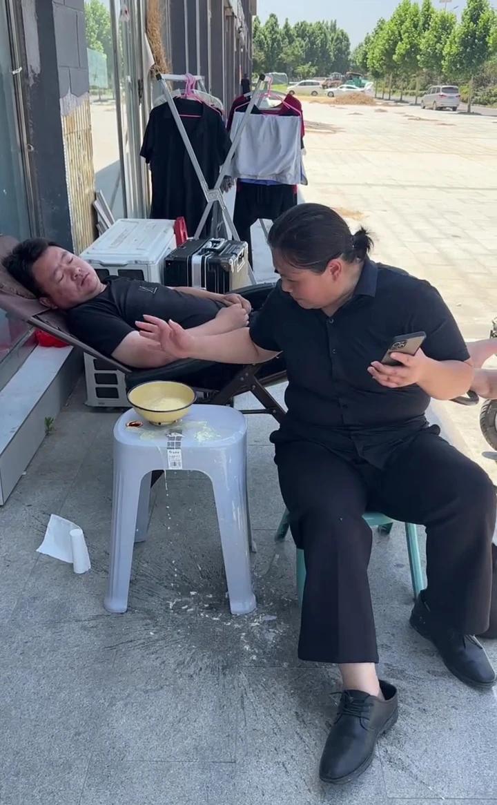 你看你都弄洒了，睡觉还不老实。