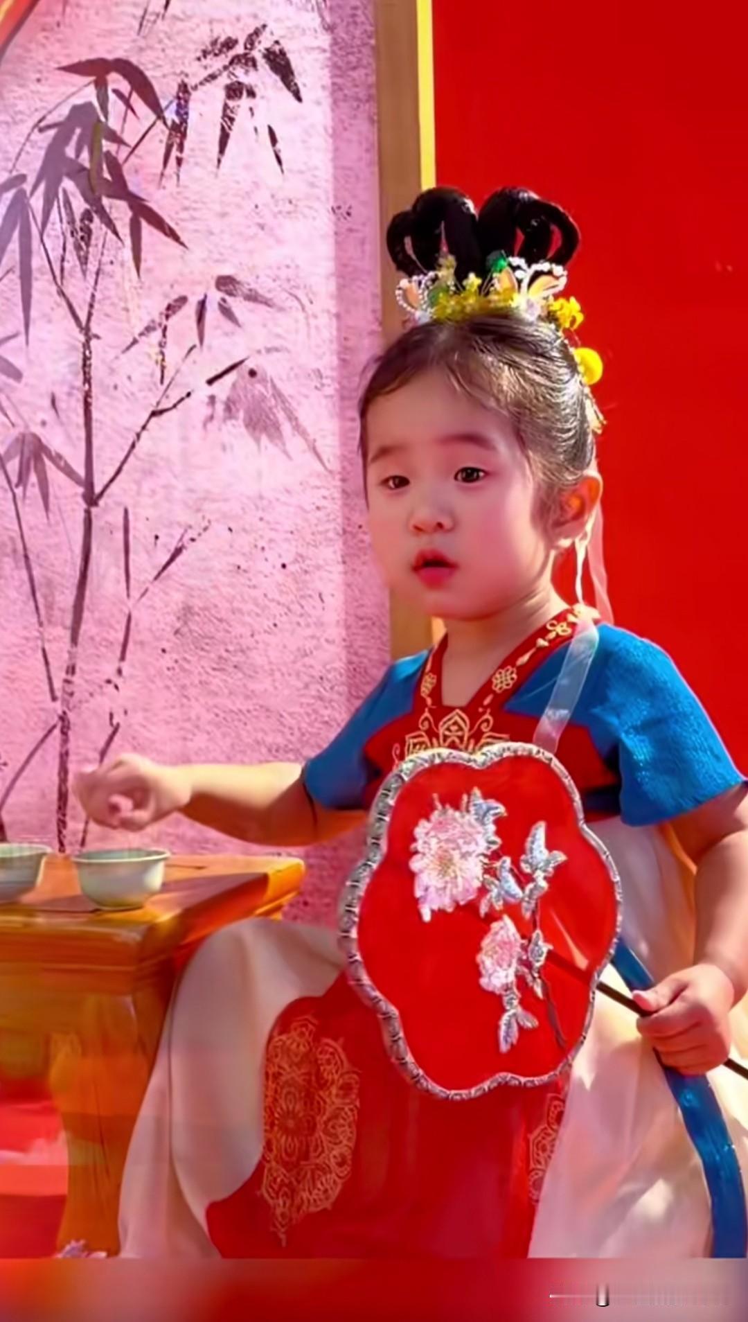 张纪中导演家的小龙珠秒变漂亮小公主，这个发型和服饰真的很适合龙珠宝贝！小美女越