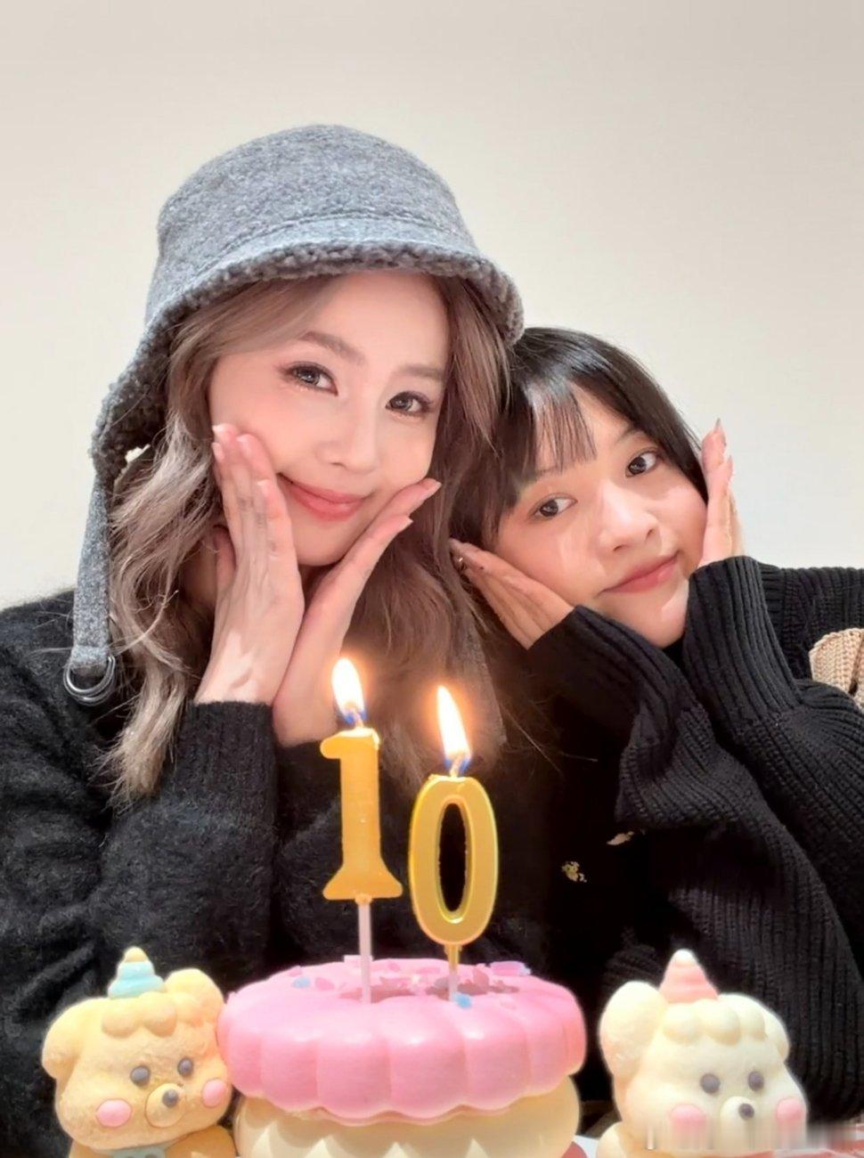 白鹿和助理的友情太戳人！微博里的蛋糕与合照满是仪式感，大明星与身边人的双向奔赴超