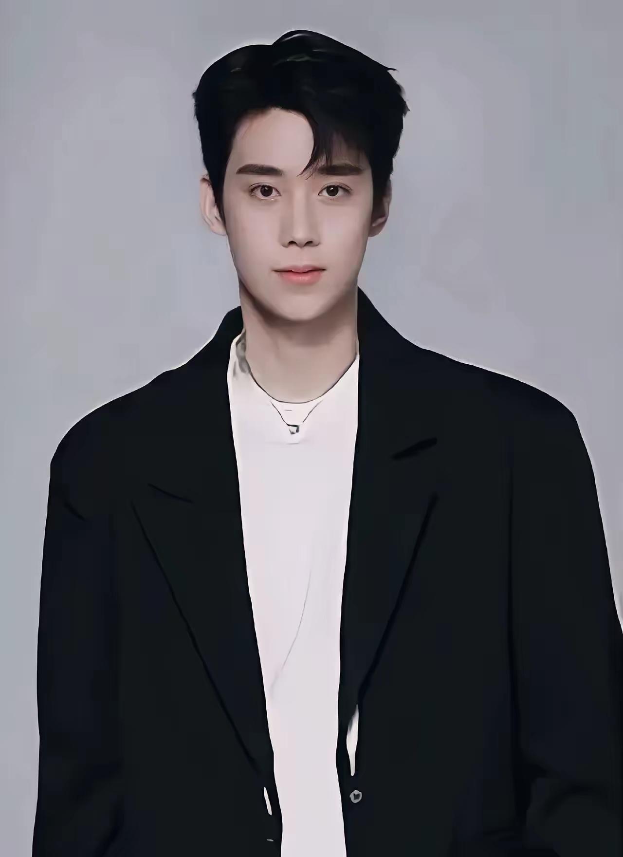 头七晒杀青笑照，许亚军缺的是最基本的分寸感前妻何晴头七当天，现任张澍晒杀