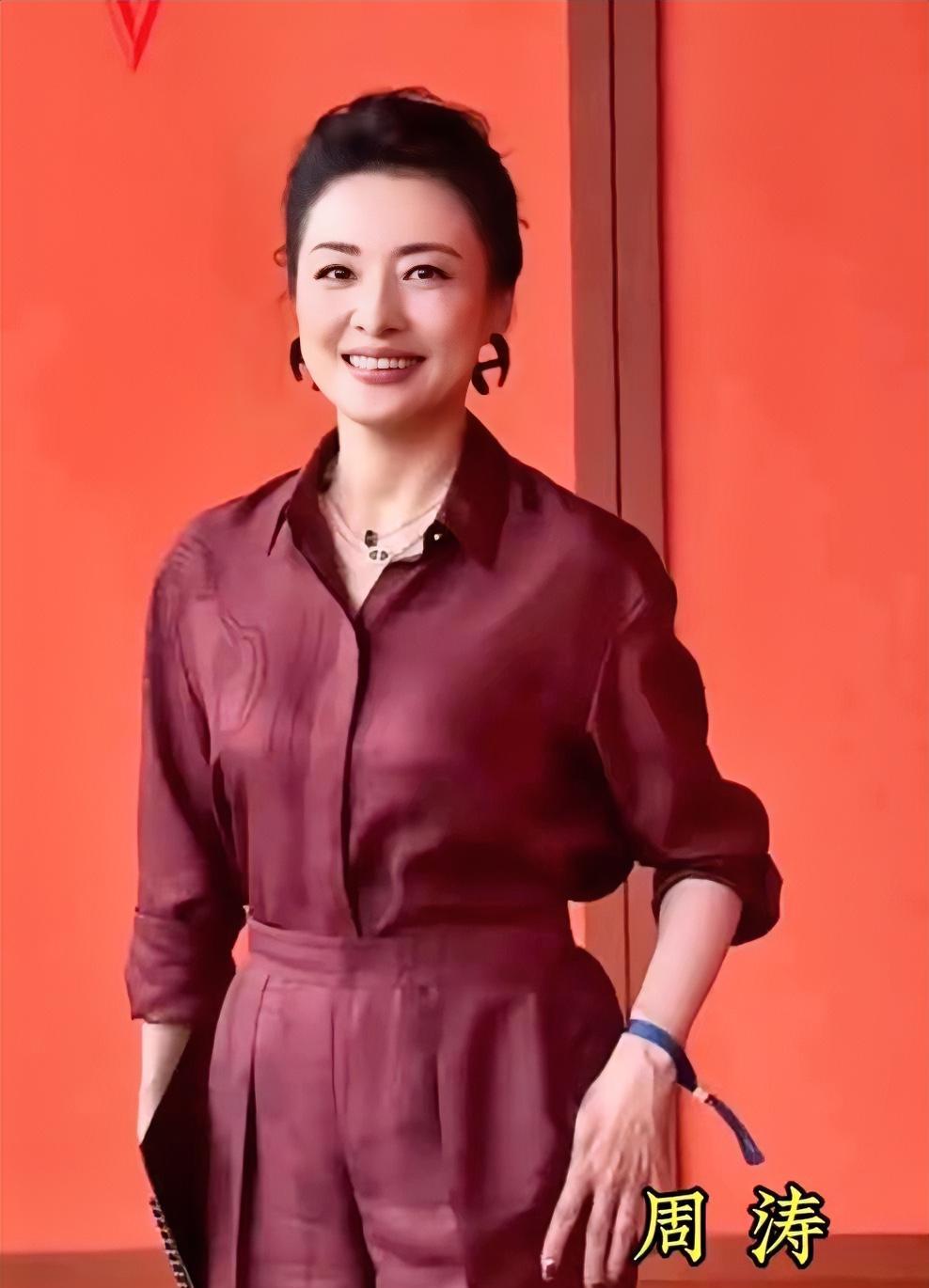 周涛，这身酒红色色连体裤，高贵优雅