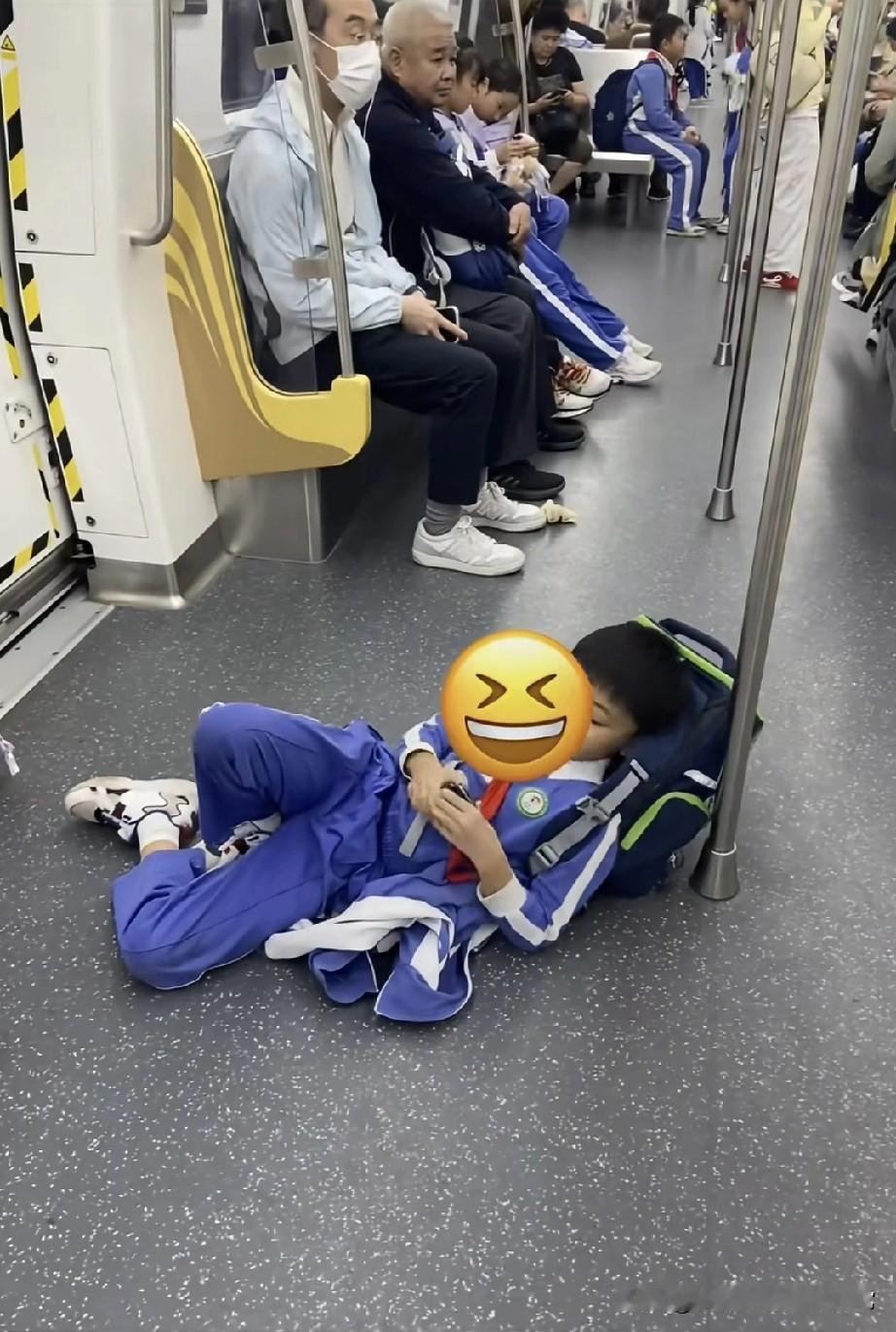 深圳地铁小学生把车厢当乐园，这才是童年该有的模样！深圳地铁里的这波操作绝了