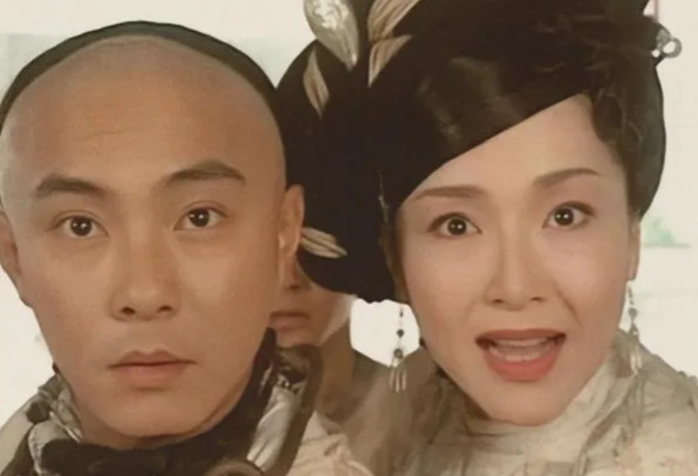 1984年，26岁的“苗翠花”恬妞嫁给印尼富商叶聪豪。婚礼当天，叶聪豪阴谋得逞后