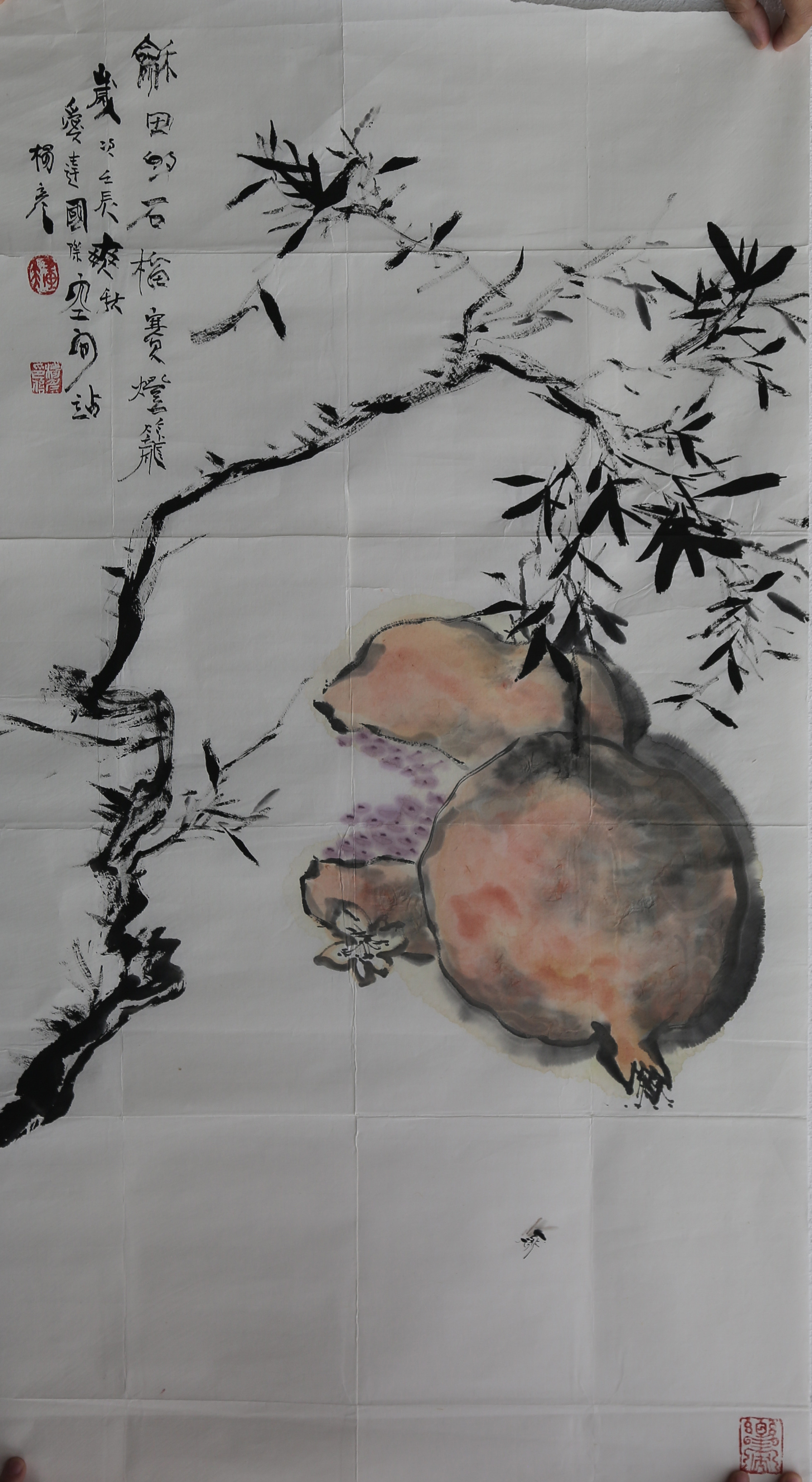 笔墨间的生趣盎然画家用笔老辣，墨色浓淡相宜。粗犷的枝干与细腻的果实形成鲜明对比，