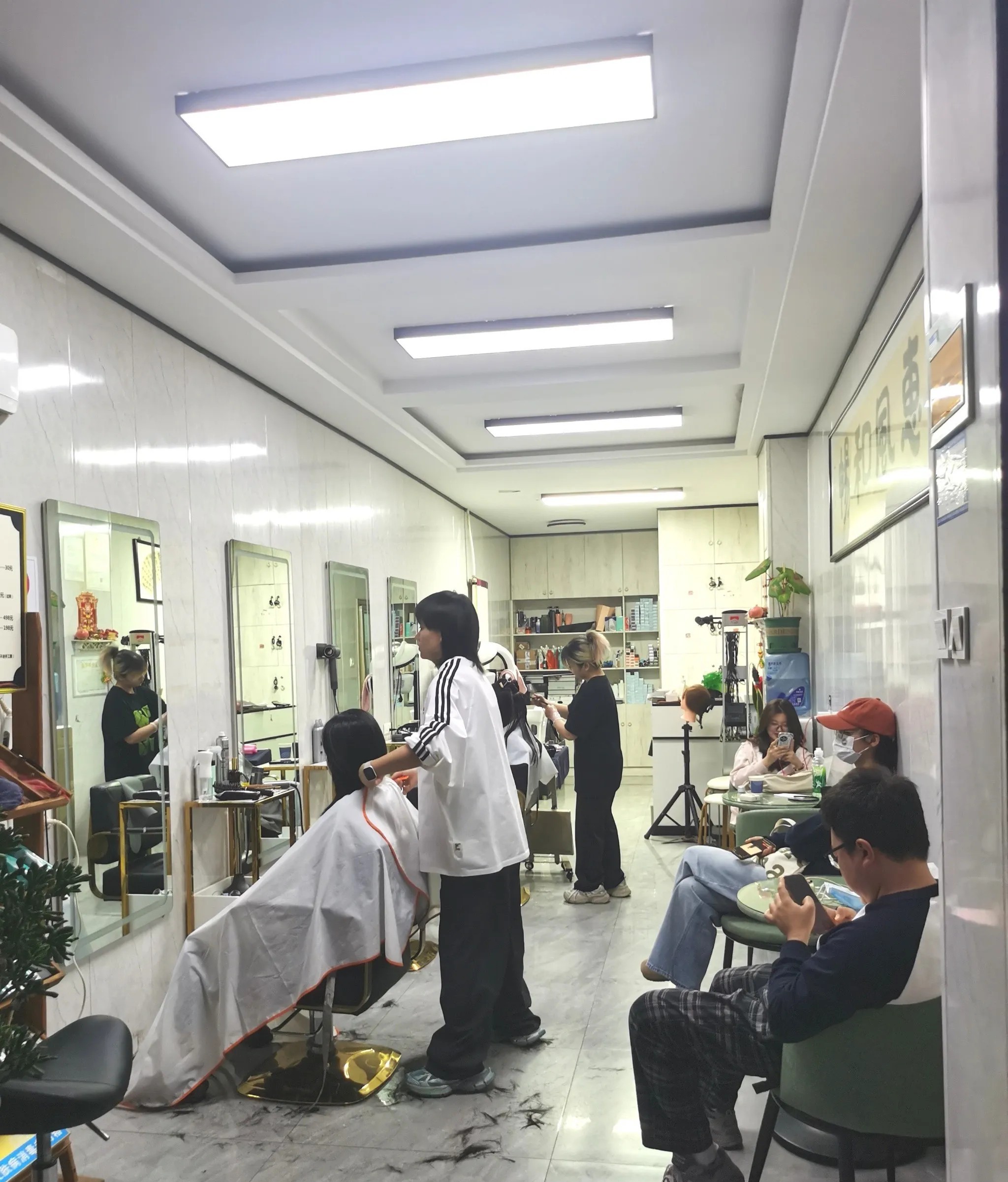 去理发店洗头，看到一个女大学生跟老板吵架，女孩说她是大二办的卡，当时充了500，