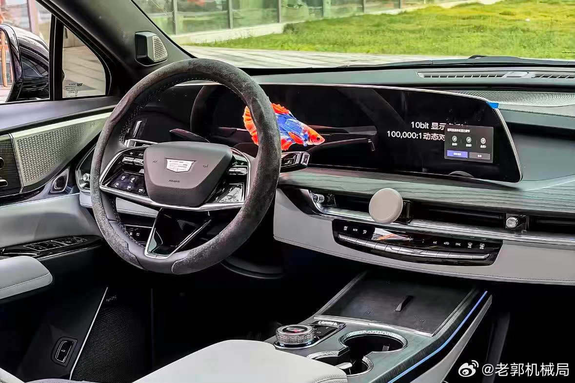 凯迪拉克这回是真急了？一台带四驱的豪华中型SUV，价格直接干到23.99万！XT