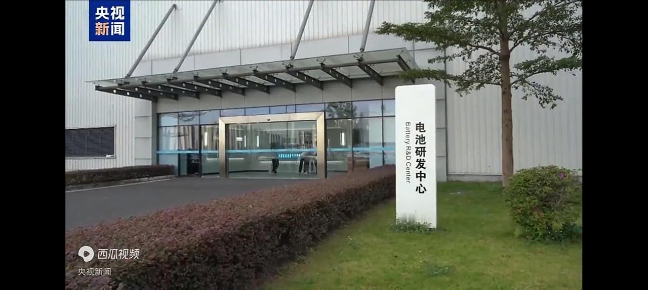 这两天受到广泛关注的全固态电池，没有一点液体。具有三个特点。第一，安全性更高。